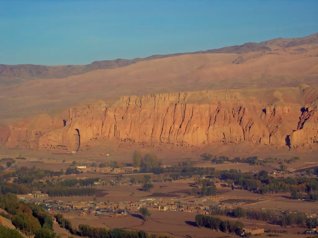 Antiguo emplazamiento de los Budas gigantes destruidos en 2001, con los nichos excavados en la roca y cientos de cuevas monásticas, Patrimonio de la Humanidad.