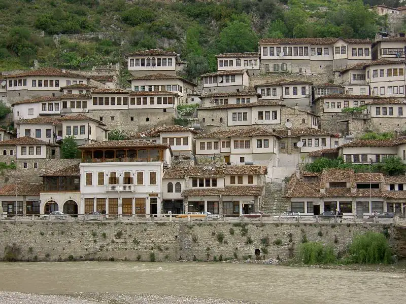 Ciudad otomana declarada Patrimonio de la Unesco, conocida como la 'ciudad de las mil ventanas' por sus casas superpuestas sobre la colina.