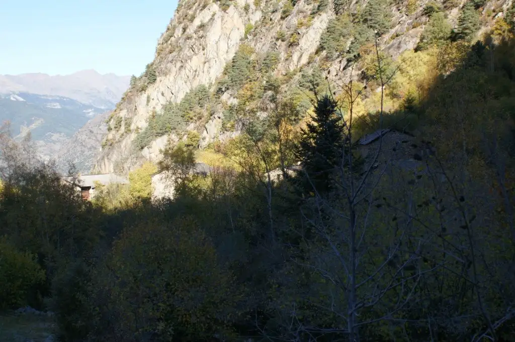 Valle declarado Patrimonio de la Unesco por su paisaje cultural pirenaico, ideal para senderismo entre pastos de alta montaña.
