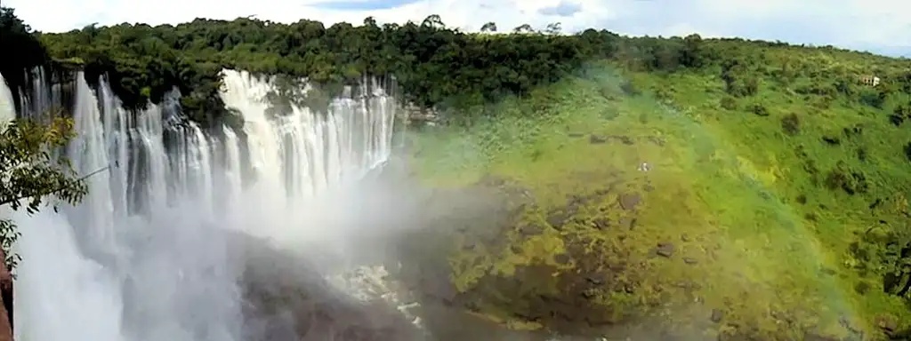 Una de las cataratas más grandes de África, con una caída de más de 100 metros sobre el río Lucala, rodeada de vegetación tropical.