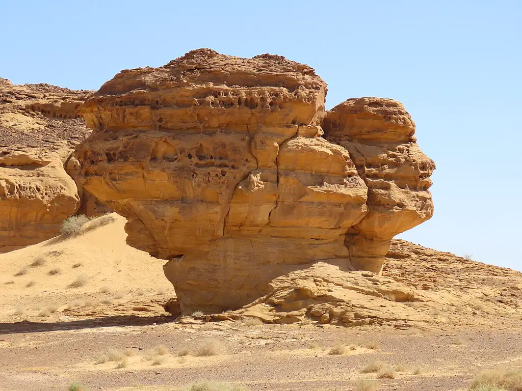 Yacimiento arqueológico nabateo declarado Patrimonio de la Humanidad, con tumbas monumentales talladas en roca similares a las de Petra.