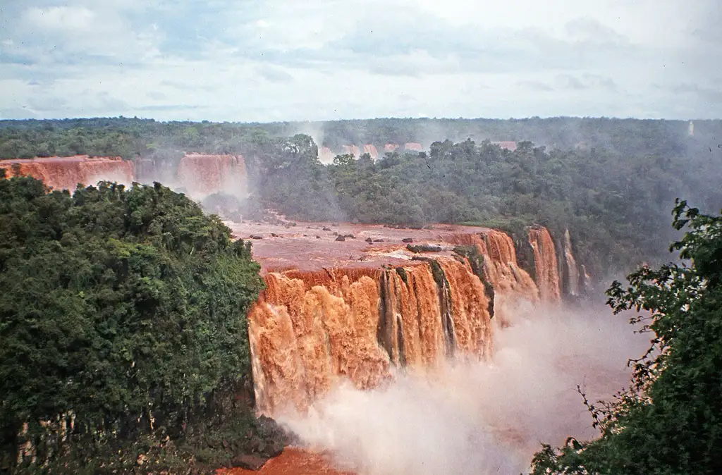 Sistema de saltos de agua en la selva misionera, compartido con Brasil, con pasarelas que permiten recorrerlo de cerca.