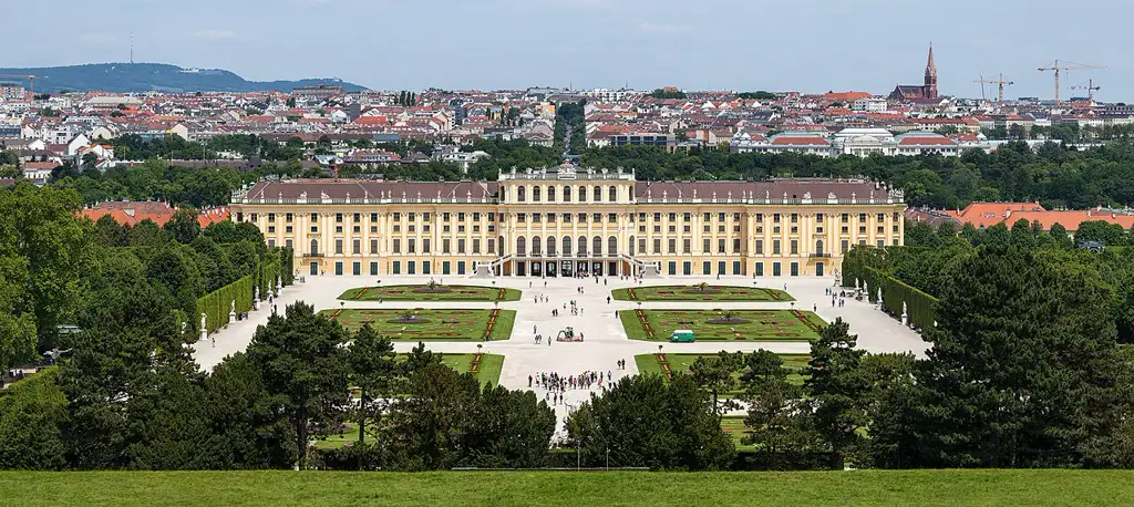 Antigua residencia de verano de los Habsburgo en Viena, con jardines barrocos y salones imperiales.