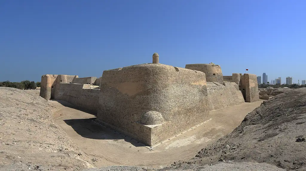 Yacimiento arqueológico en capas que abarca 4.000 años de historia, Patrimonio de la Humanidad junto al mar.