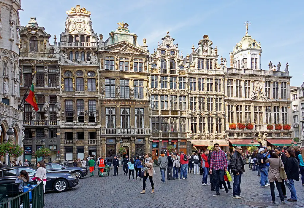Plaza central rodeada de casas gremiales barrocas y el Ayuntamiento gótico, Patrimonio de la Humanidad.