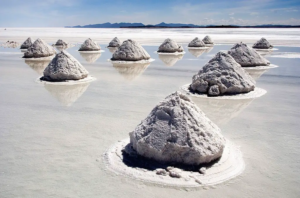 El mayor desierto de sal del mundo, con un efecto espejo espectacular en la temporada de lluvias y paisajes lunares de cactus e islas de coral en la seca.