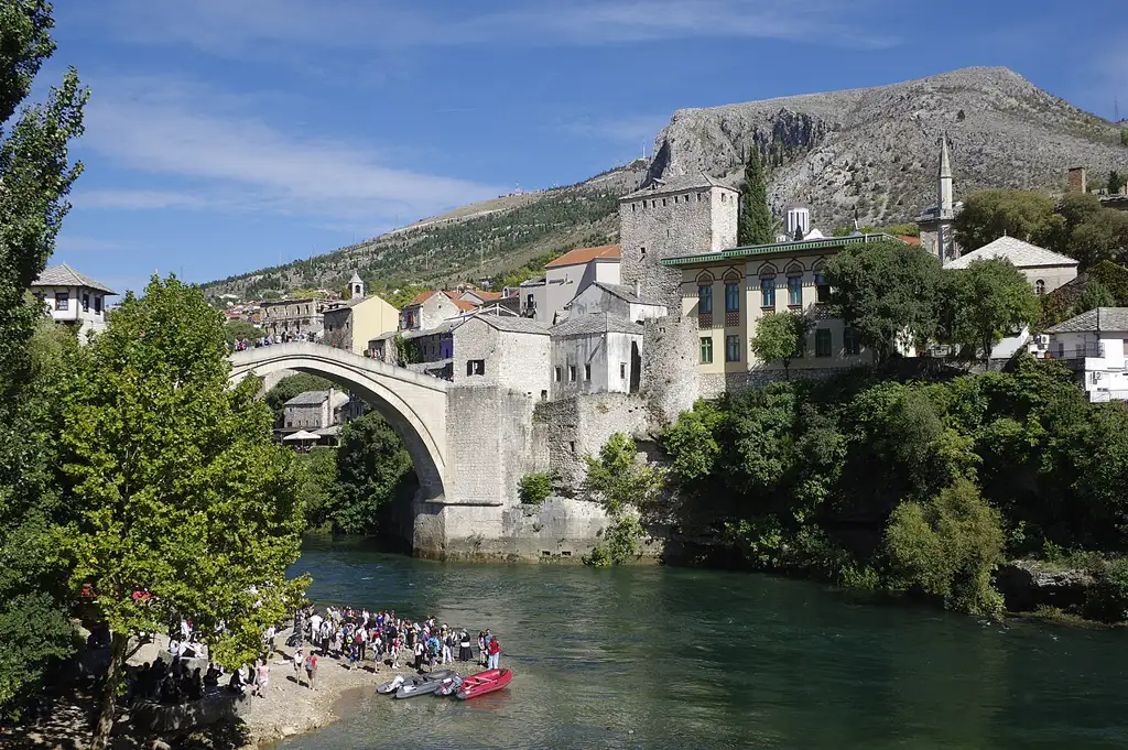 El histórico puente otomano reconstruido sobre el río Neretva, Patrimonio de la Unesco y símbolo de la ciudad.