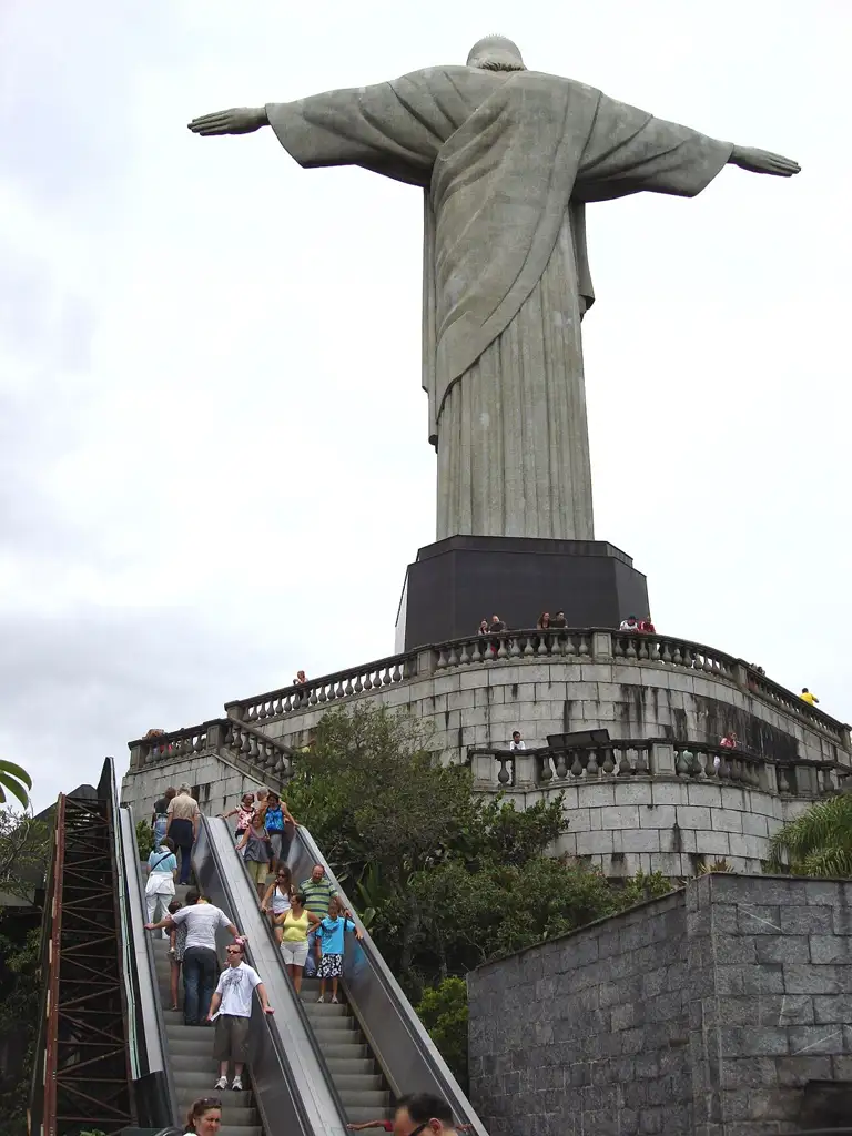 Estatua art déco de 38 metros en la cima del cerro Corcovado, con vistas panorámicas de Río de Janeiro.