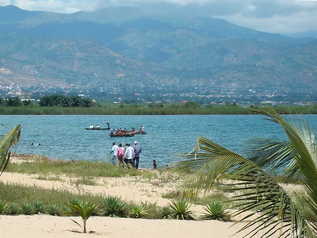 Uno de los lagos más profundos del mundo, con playas junto a la ciudad y actividades como kayak o buceo en aguas cristalinas.