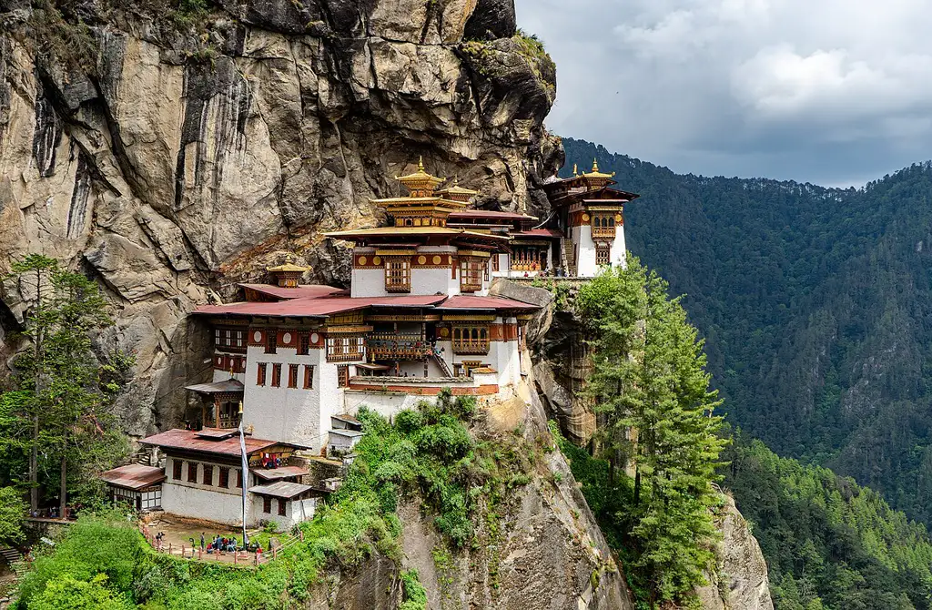 Monasterio budista construido sobre un acantilado a 900 metros sobre el valle de Paro, símbolo icónico del país.