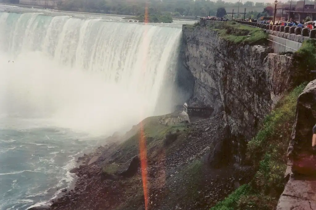 Conjunto de tres cataratas en la frontera con Estados Unidos, uno de los saltos de agua más visitados del mundo.