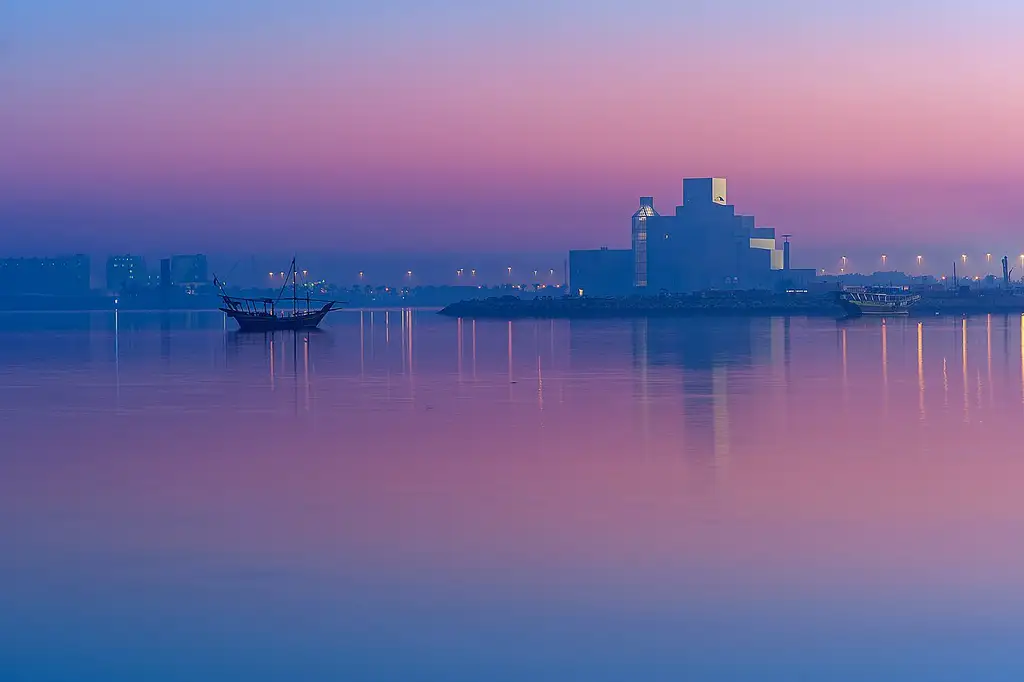 Diseñado por I. M. Pei sobre la costa de Doha, alberga una de las colecciones de arte islámico más importantes del mundo.