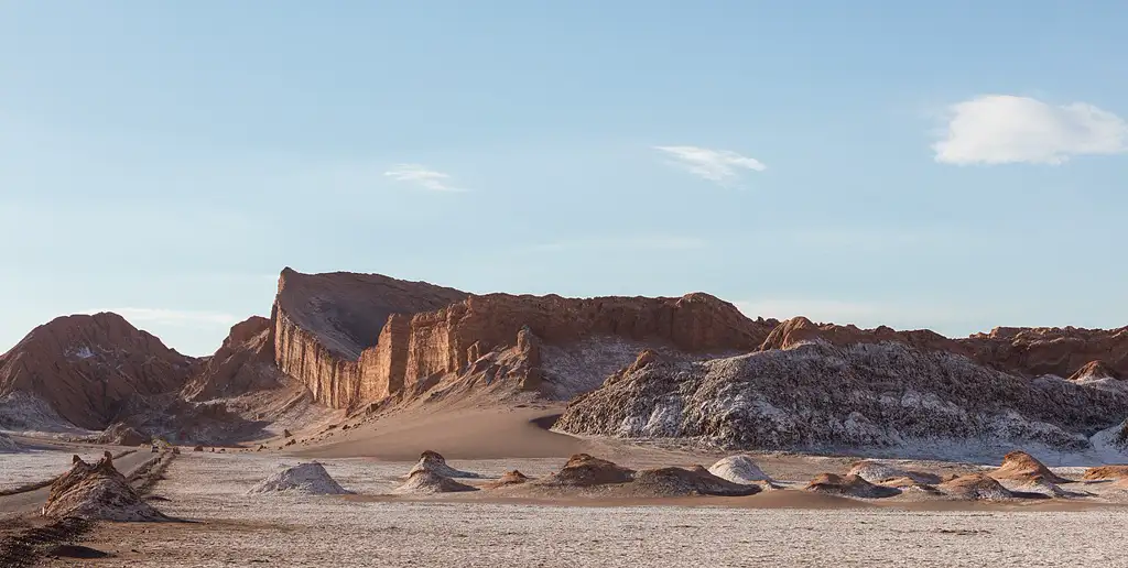 Pueblo desértico en el norte del país, punto de partida para recorrer géiseres, salares y paisajes lunares del desierto más árido del mundo.
