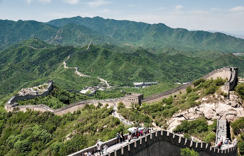 Fortificación milenaria que serpentea por montañas al norte de Pekín; los tramos de Mutianyu y Badaling son los más visitados.