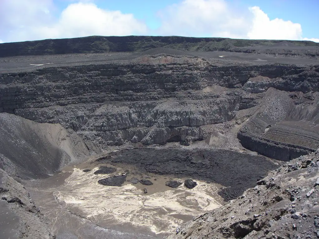 Volcán activo de 2.360 metros en Gran Comora, con uno de los cráteres más grandes del mundo entre los volcanes activos, accesible mediante trekking de uno o dos días.