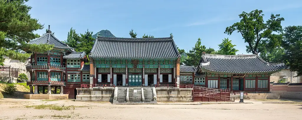 El palacio real más importante de Seúl, junto a un barrio tradicional de casas hanok en las colinas cercanas.