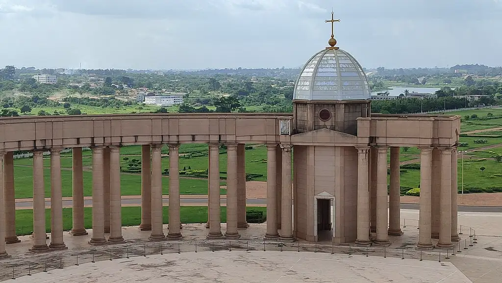 Iglesia de proporciones monumentales en Yamusukro, inspirada en la Basílica de San Pedro y una de las más grandes del mundo.