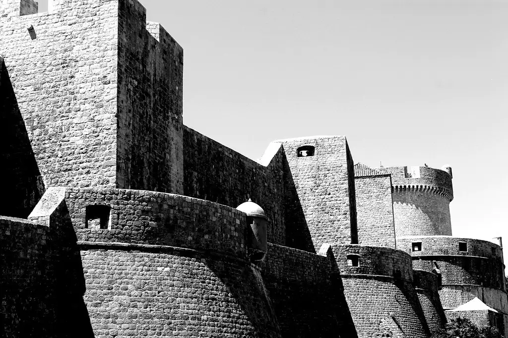 Fortificaciones medievales casi intactas que rodean el casco antiguo, con vistas al mar Adriático.