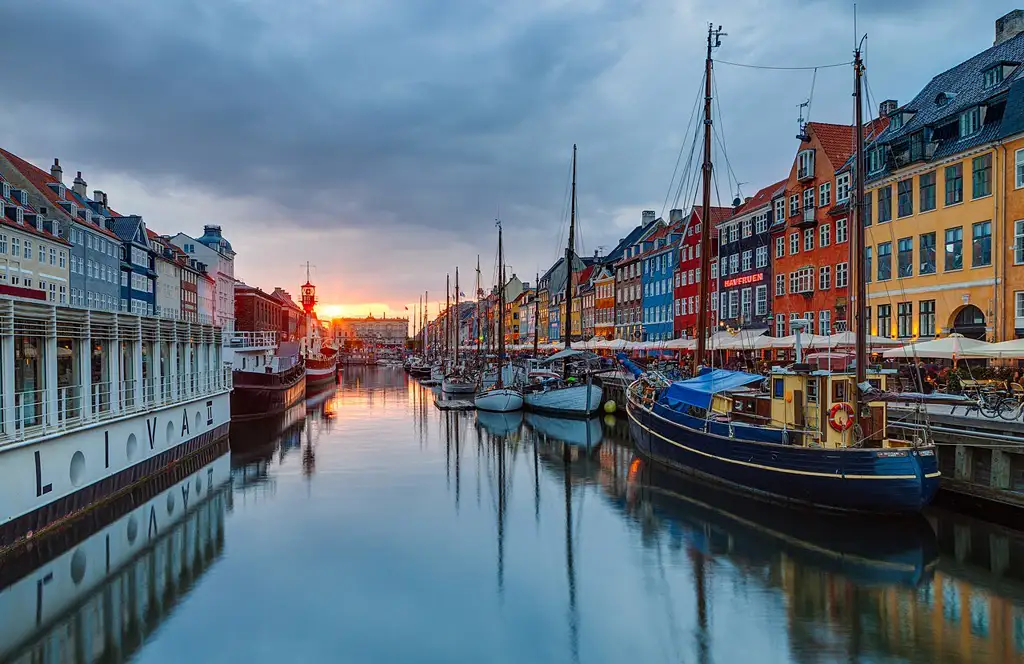 Canal histórico de Copenhague bordeado de casas coloridas del siglo XVII, hoy lleno de bares y restaurantes.
