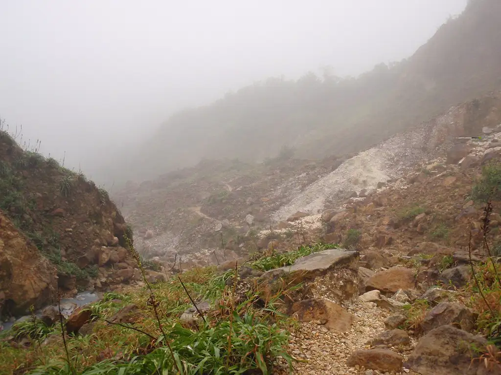 Patrimonio de la Humanidad de la Unesco con selva tropical, fumarolas volcánicas y el segundo lago hirviente más grande del mundo, accesible tras una caminata exigente de un día completo.