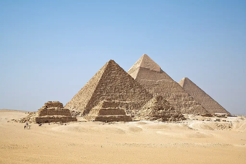 El último de los siete monumentos del mundo antiguo aún en pie, a las afueras de El Cairo, junto a la enigmática Esfinge.