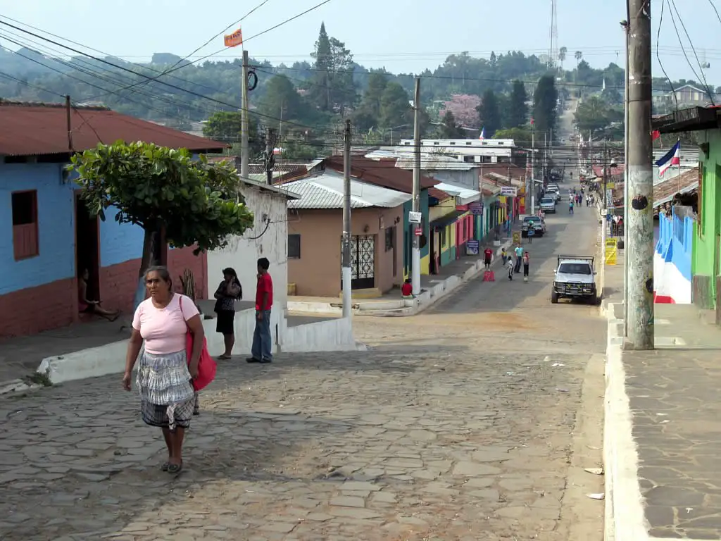 Circuito de pueblos coloridos en las montañas cafetaleras del occidente, con mercados de artesanías, murales y miradores.