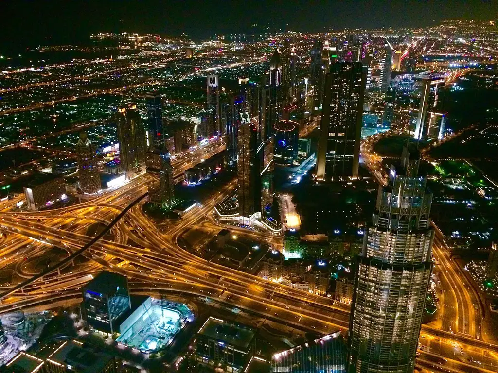 El edificio más alto del mundo, con miradores en los pisos 124, 125 y 148 sobre el skyline de Dubái.