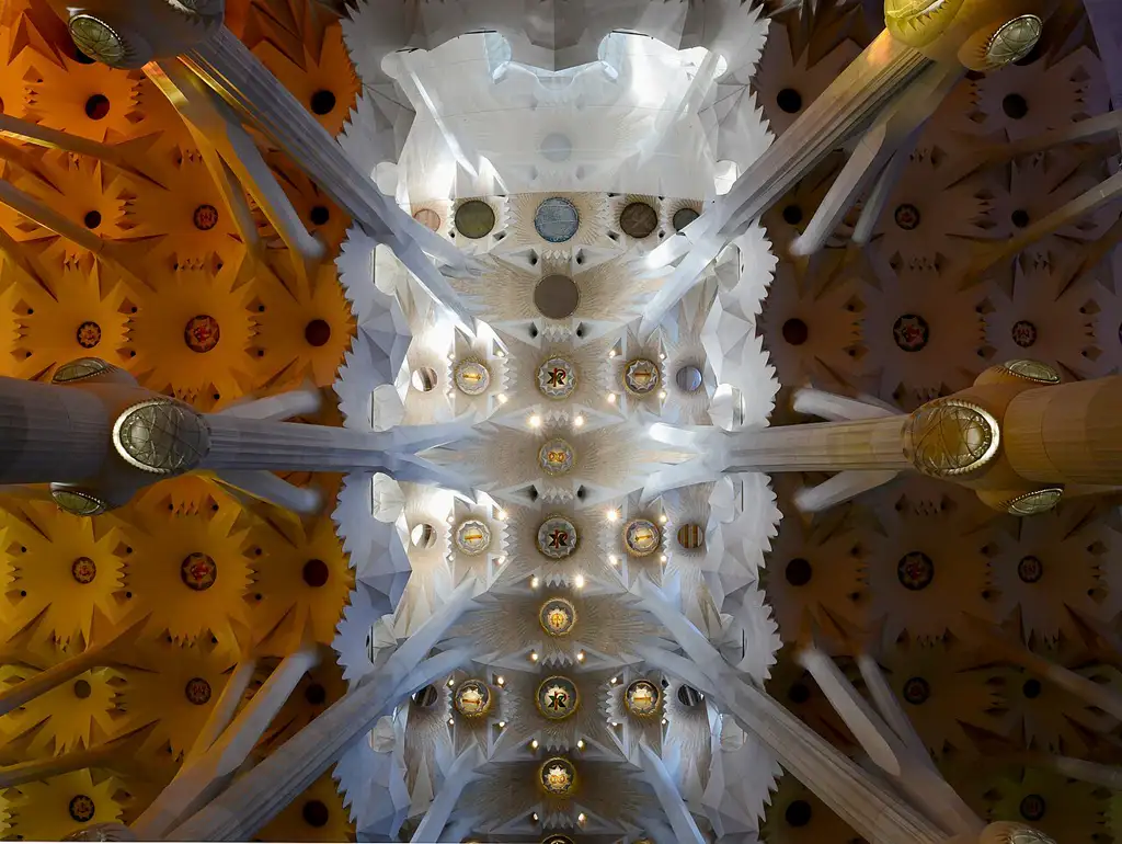 La icónica basílica inconclusa de Antoni Gaudí en Barcelona, un símbolo del modernismo catalán.