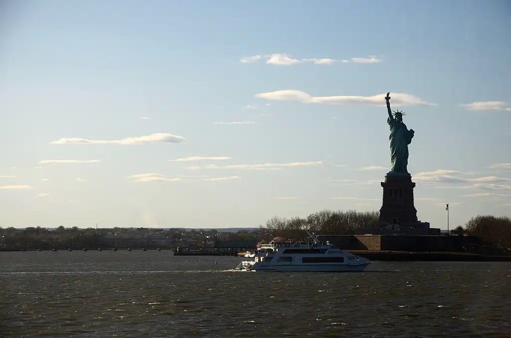 Ícono de Nueva York en la bahía de Manhattan, junto con la energía de Times Square y los grandes museos de la ciudad.