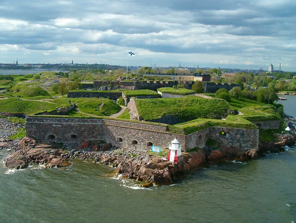 Complejo de fortificaciones marítimas del siglo XVIII sobre un grupo de islas frente a Helsinki, Patrimonio de la Humanidad.