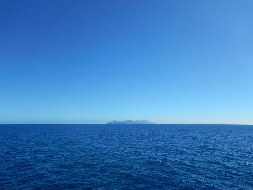 Cadena de islas volcánicas al noroeste de Viti Levu, con playas de arena blanca, arrecifes de coral accesibles desde la costa y resorts de distintos presupuestos.