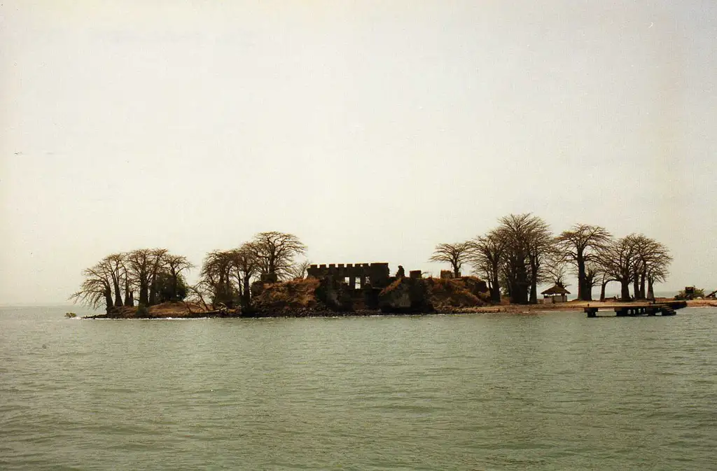 Isla fortificada en el río Gambia ligada a la historia de la trata de esclavos, Patrimonio de la Humanidad por la UNESCO junto con el pueblo de Yúfure.
