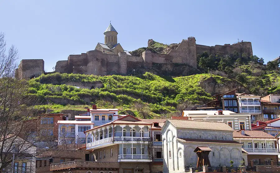 Callejuelas empedradas, baños de azufre y una fortaleza con vistas panorámicas sobre la capital georgiana.