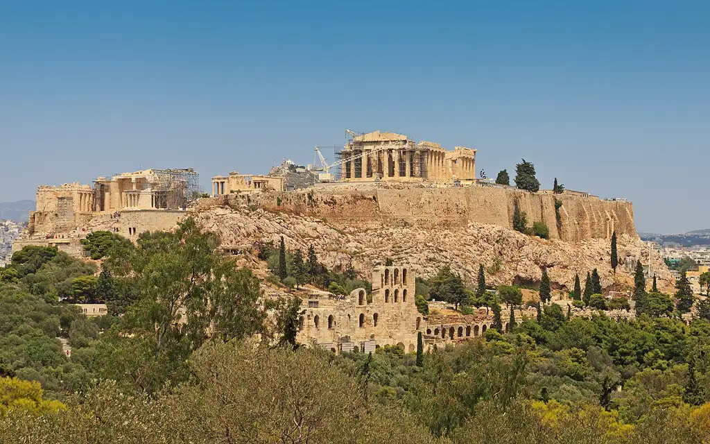 Complejo de templos de la antigua Grecia sobre una colina rocosa, con el Partenón como su edificio más emblemático.