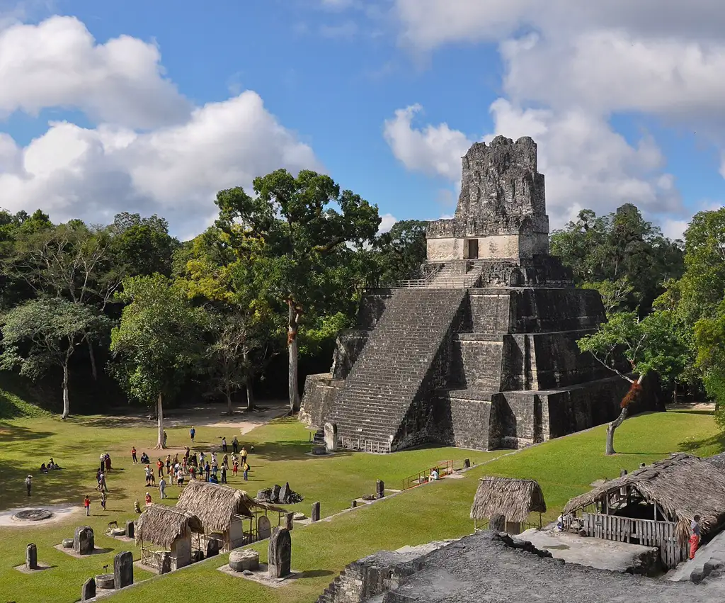 Templos mayas monumentales dentro de la selva del Petén, uno de los yacimientos arqueológicos más importantes de Mesoamérica.
