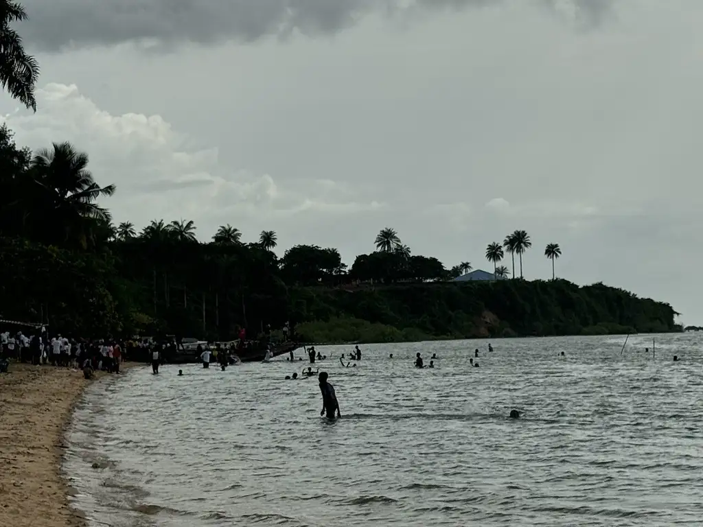 Conjunto de unas ochenta islas y reserva de la biosfera de la UNESCO, con playas vírgenes, hipopótamos que nadan en agua salada e importantes colonias de aves.