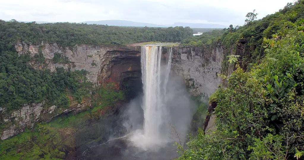 Una de las cataratas de caída única más altas y caudalosas del mundo, en pleno corazón de la selva guyanesa, accesible solo en avioneta o tras varios días de caminata.