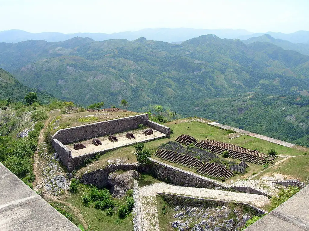 Colosal fortaleza en la cima de una montaña cerca de Cabo Haitiano, construida tras la independencia y declarada Patrimonio de la Humanidad junto al Palacio Sans-Souci; una de las construcciones más imponentes de América.