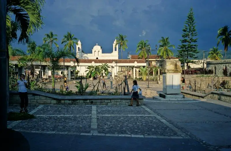 Sitio arqueológico maya famoso por sus estelas talladas y la Escalinata Jeroglífica, uno de los centros artísticos más importantes del mundo maya.