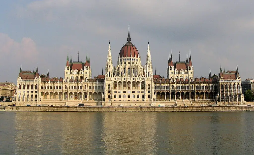 Uno de los edificios legislativos más grandes de Europa, con fachada neogótica a orillas del Danubio.