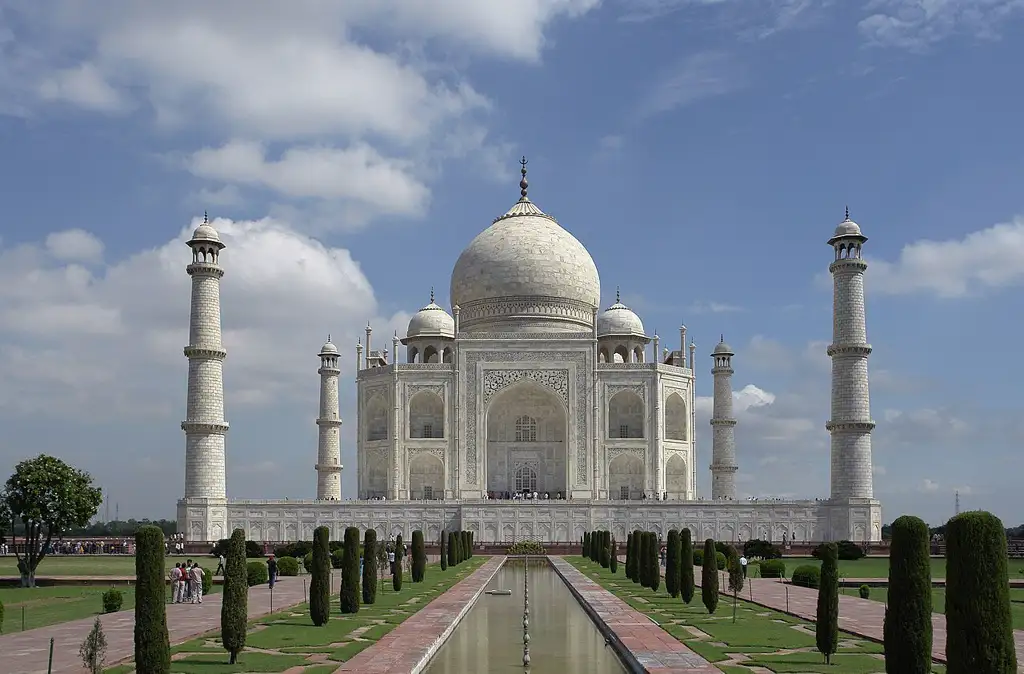 Mausoleo de mármol blanco construido en el siglo XVII en Agra, considerado una de las obras maestras de la arquitectura mundial.