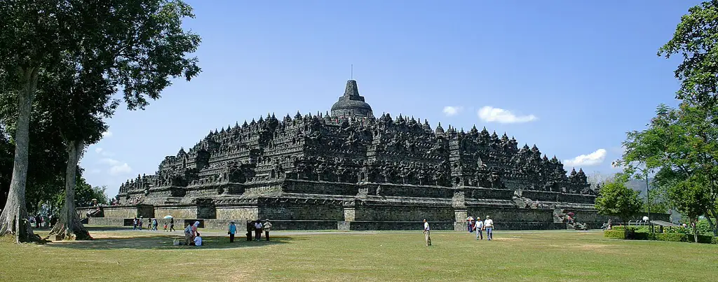 El templo budista más grande del mundo, en Java Central, con relieves de piedra tallados en el siglo IX.