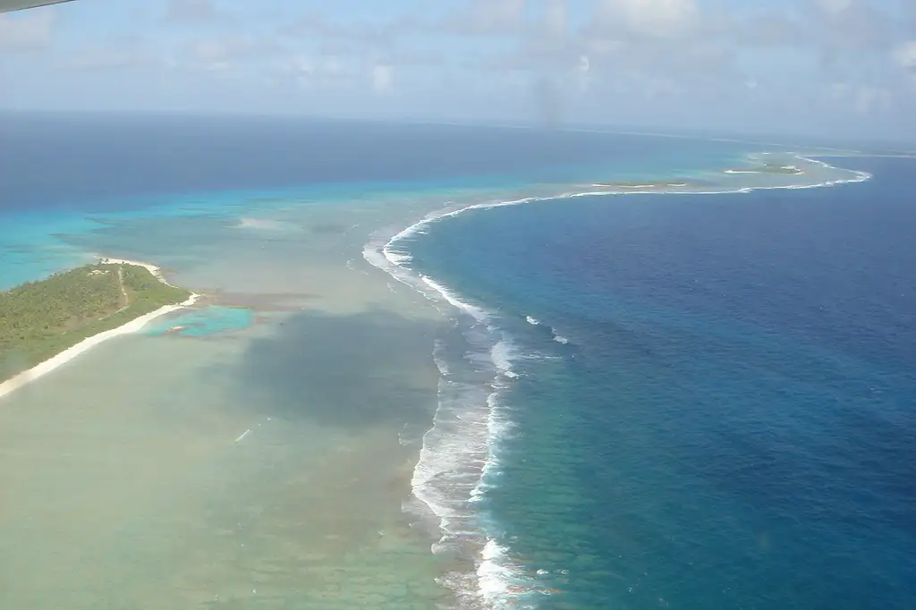 Sitio Patrimonio de la Humanidad de la UNESCO donde Estados Unidos realizó pruebas nucleares entre 1946 y 1958; hoy es uno de los destinos de buceo de naufragios más singulares del mundo, con el portaaviones USS Saratoga y el acorazado japonés Nagato.