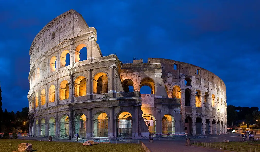 El anfiteatro romano más grande jamás construido, símbolo del Imperio Romano en el centro de Roma.