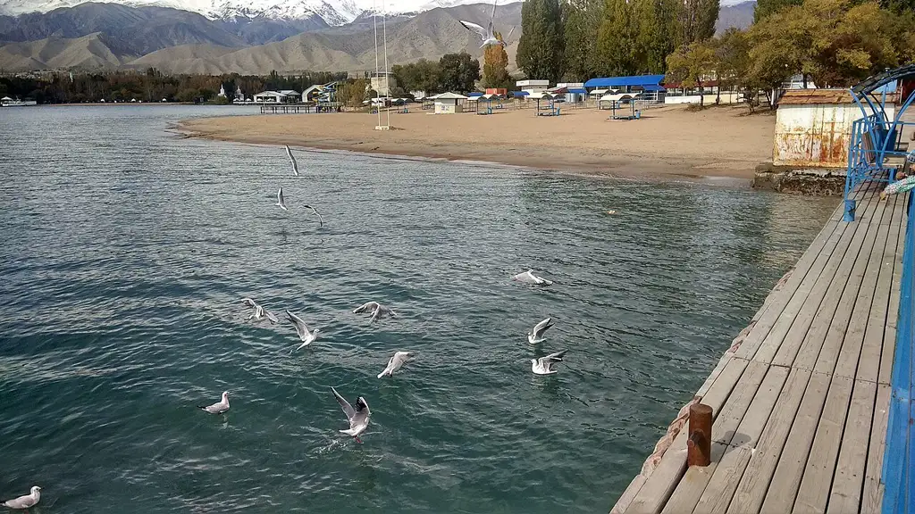 Uno de los lagos alpinos más grandes del mundo, rodeado de montañas nevadas, con playas, balnearios y pueblos de pescadores en sus orillas.