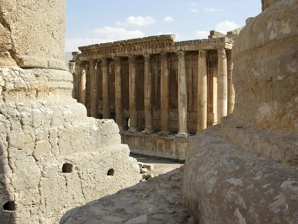 Uno de los complejos de templos romanos mejor conservados del mundo, con columnas monumentales dedicadas a Júpiter, Baco y Venus, Patrimonio de la Humanidad por la UNESCO.