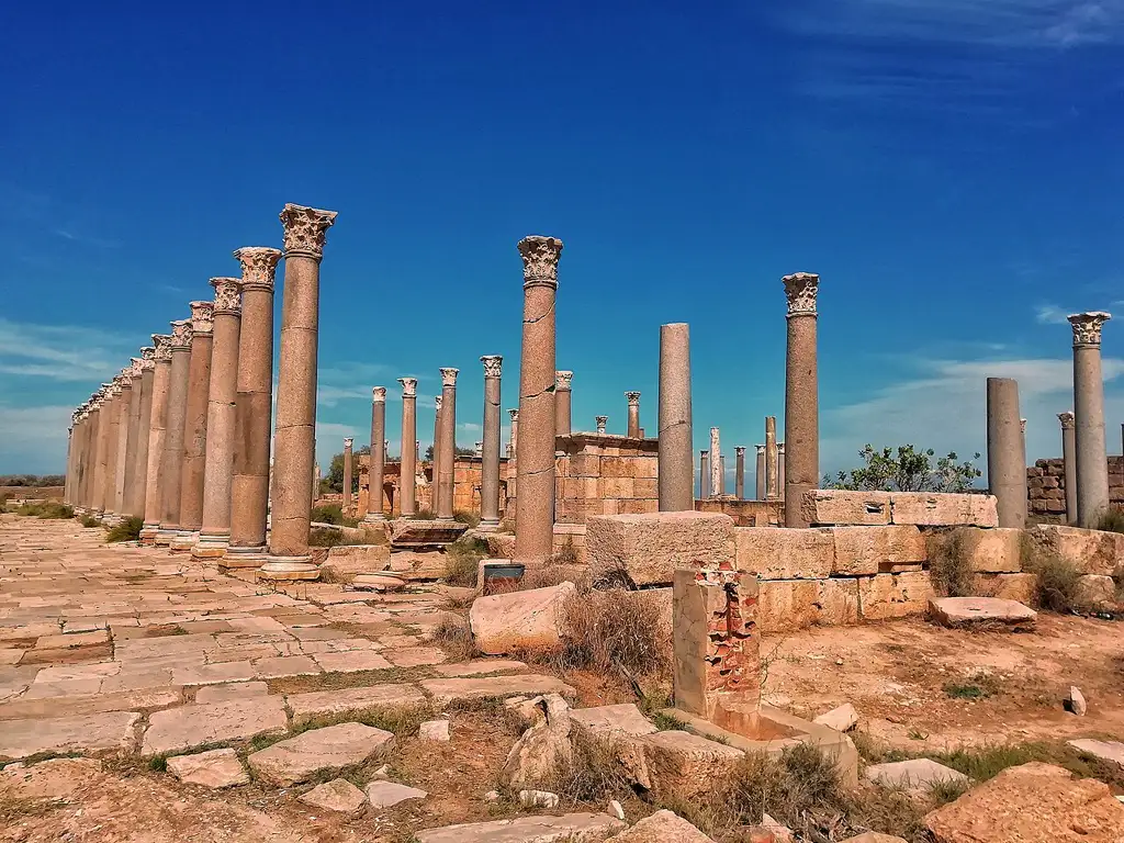 Una de las ciudades romanas mejor conservadas del Mediterráneo, con un anfiteatro, foros y termas de gran escala, Patrimonio de la Humanidad.