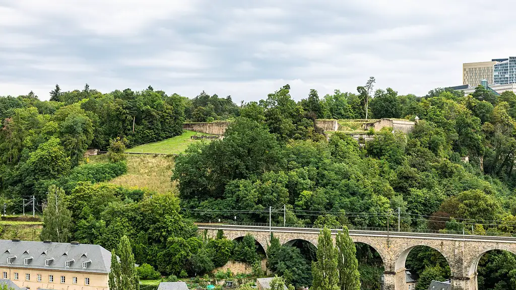 Centro histórico y antiguas fortificaciones militares, Patrimonio de la Unesco, con vistas dramáticas sobre los valles del Alzette y el Pétrusse.