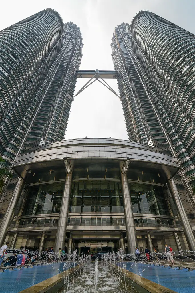 Las torres gemelas más altas del mundo, símbolo de Kuala Lumpur, con un puente mirador entre los pisos 41 y 42.