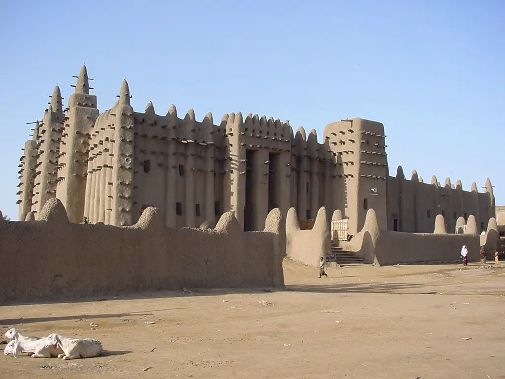 La construcción de adobe más grande del mundo, Patrimonio de la Humanidad por la UNESCO, hoy con acceso condicionado por la seguridad de la región.